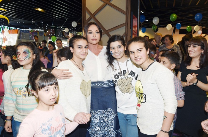 Mehriban Aliyeva attends children festival - PHOTOS